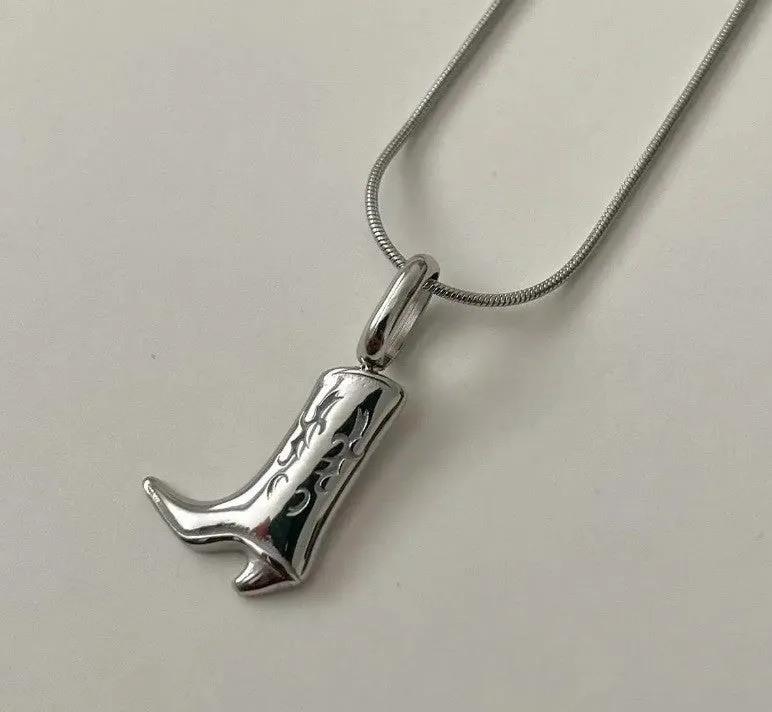 Beth Boot Necklace | Silver