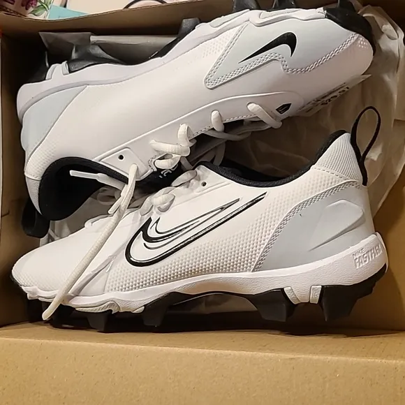 Nike Black and White Athletic Cleats with Synthetic Upper and Low-Cut Design