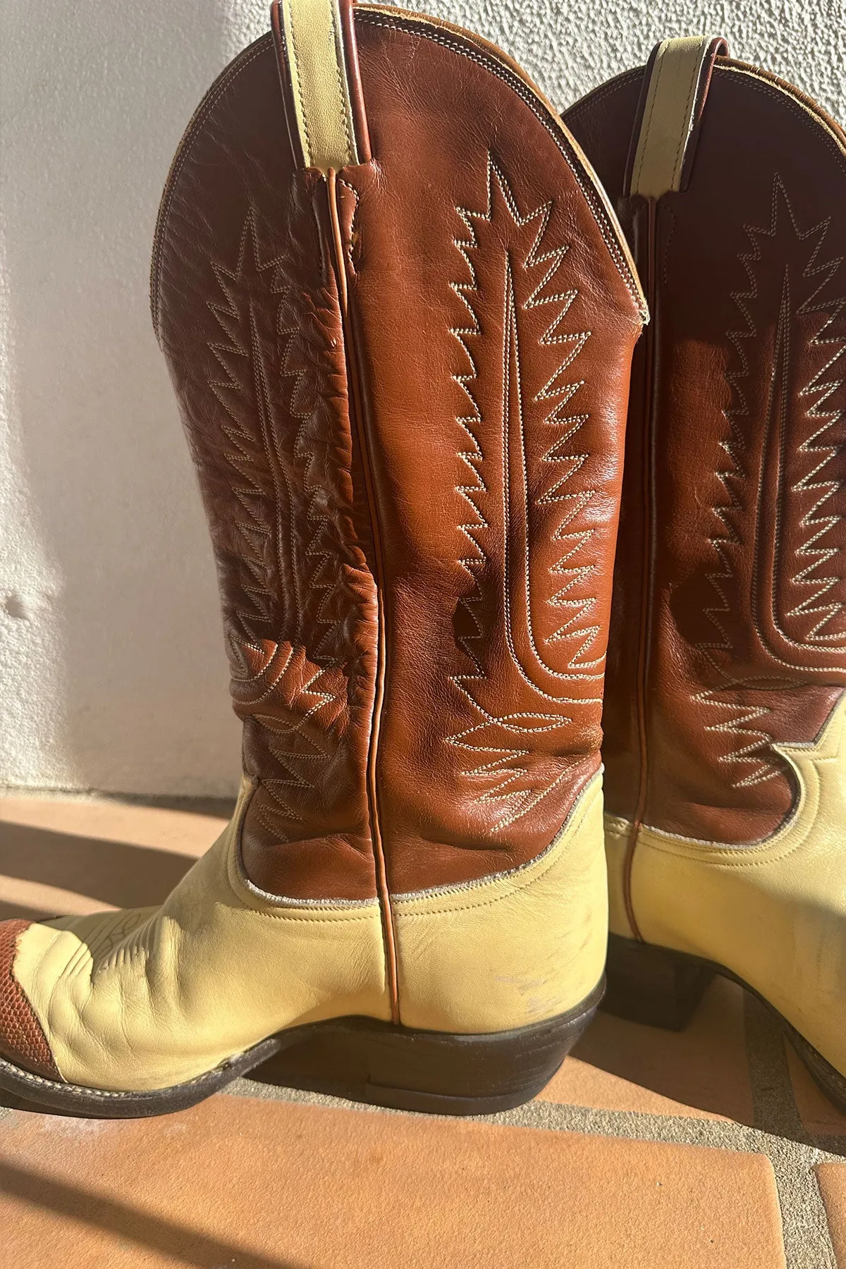 VINTAGE TONY LAMA COWBOY BOOTS | 2 tone cream and brown
